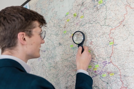 Erbenermittler sucht auf Landkarte